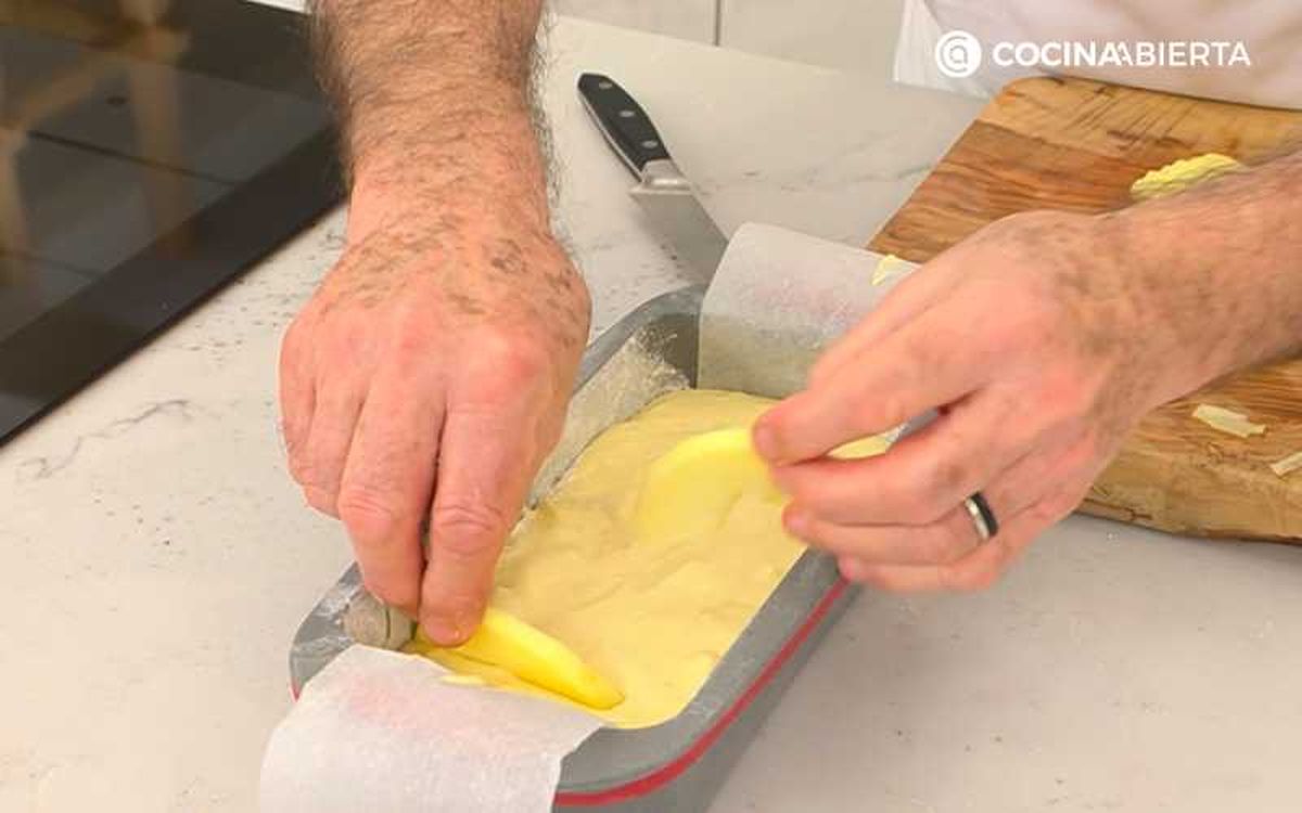 Hornea el bizcocho de manzana asada