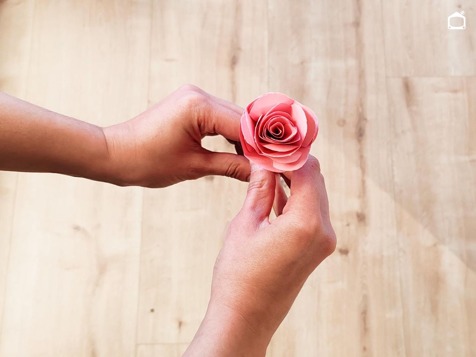 Las rosas de papel son manualidades muy decorativas.