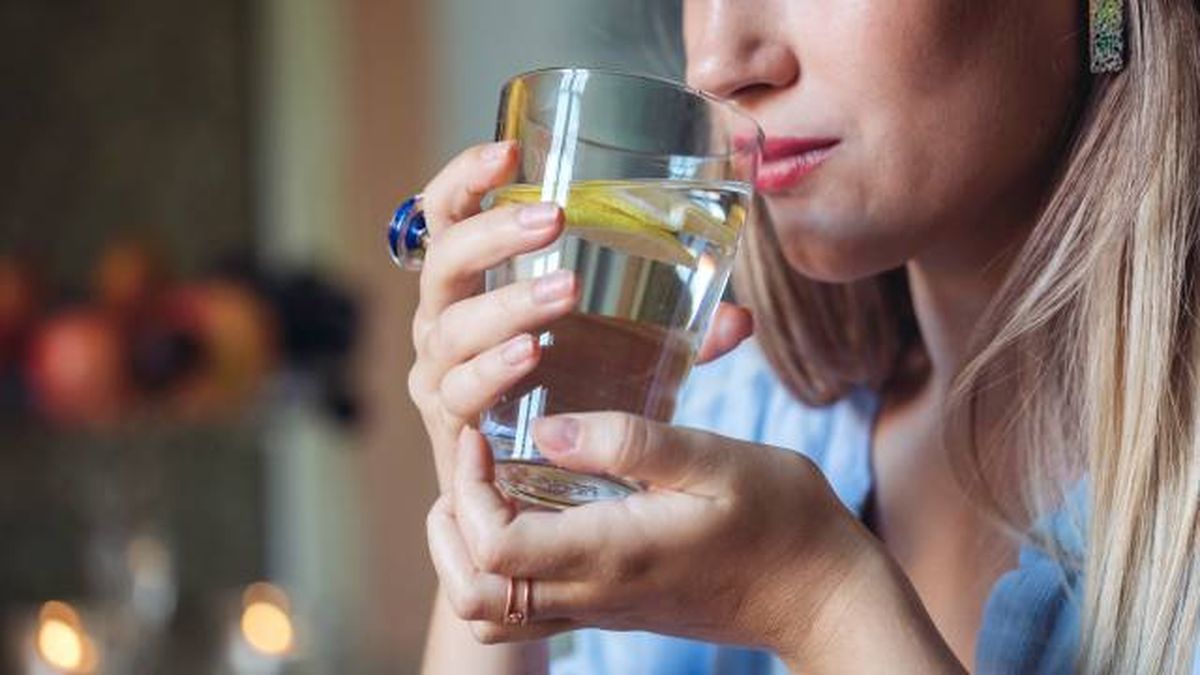 cuales son los beneficios de beber agua con limon 2