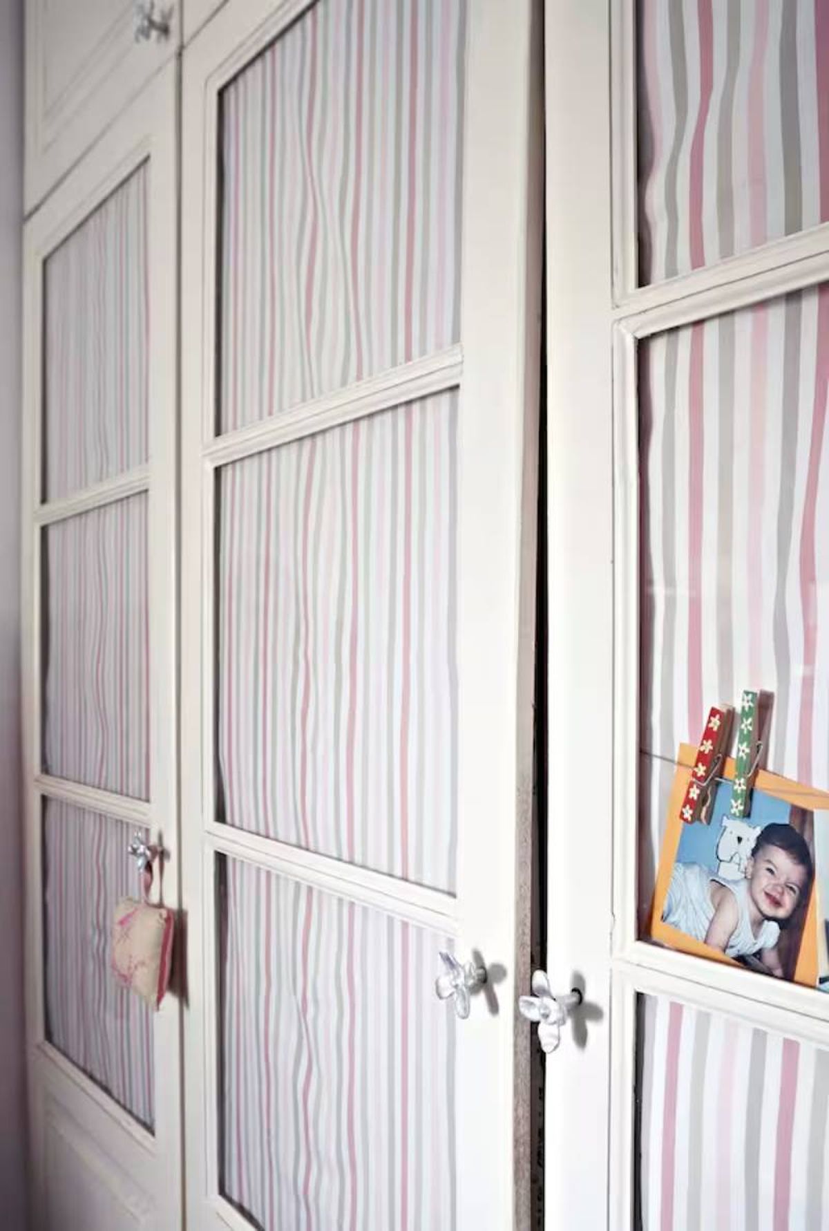 Armario rústico decorado con una foto.