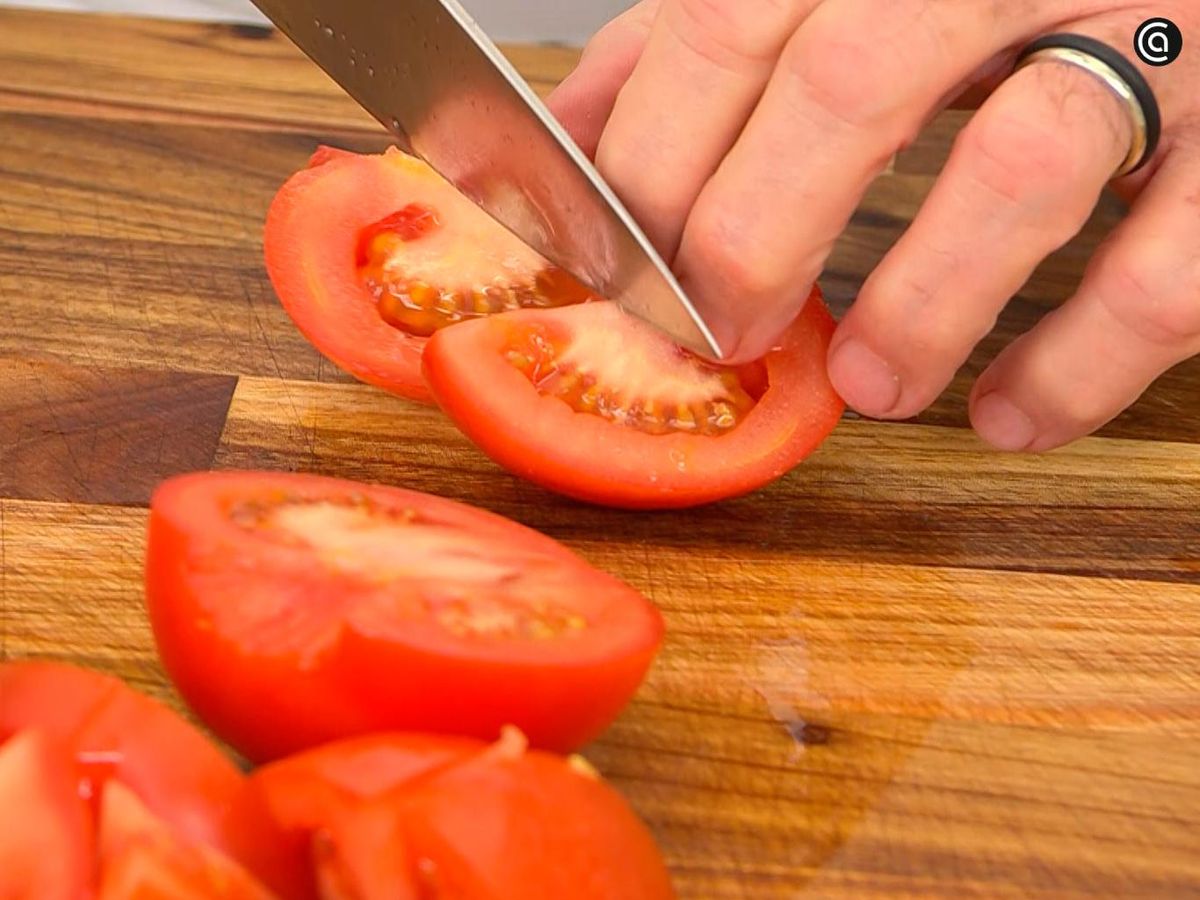 Corta los tomates