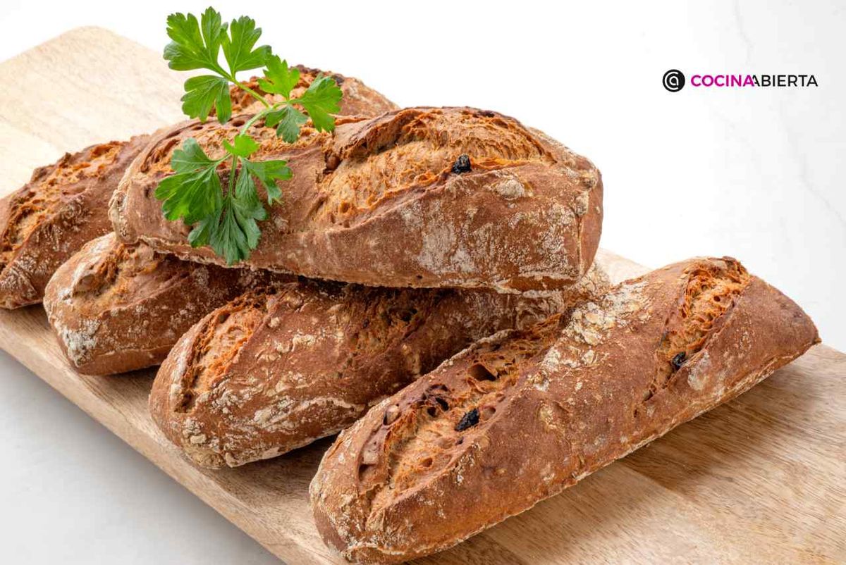 Pan de muesli con avena, avellanas troceadas y orejones en dados