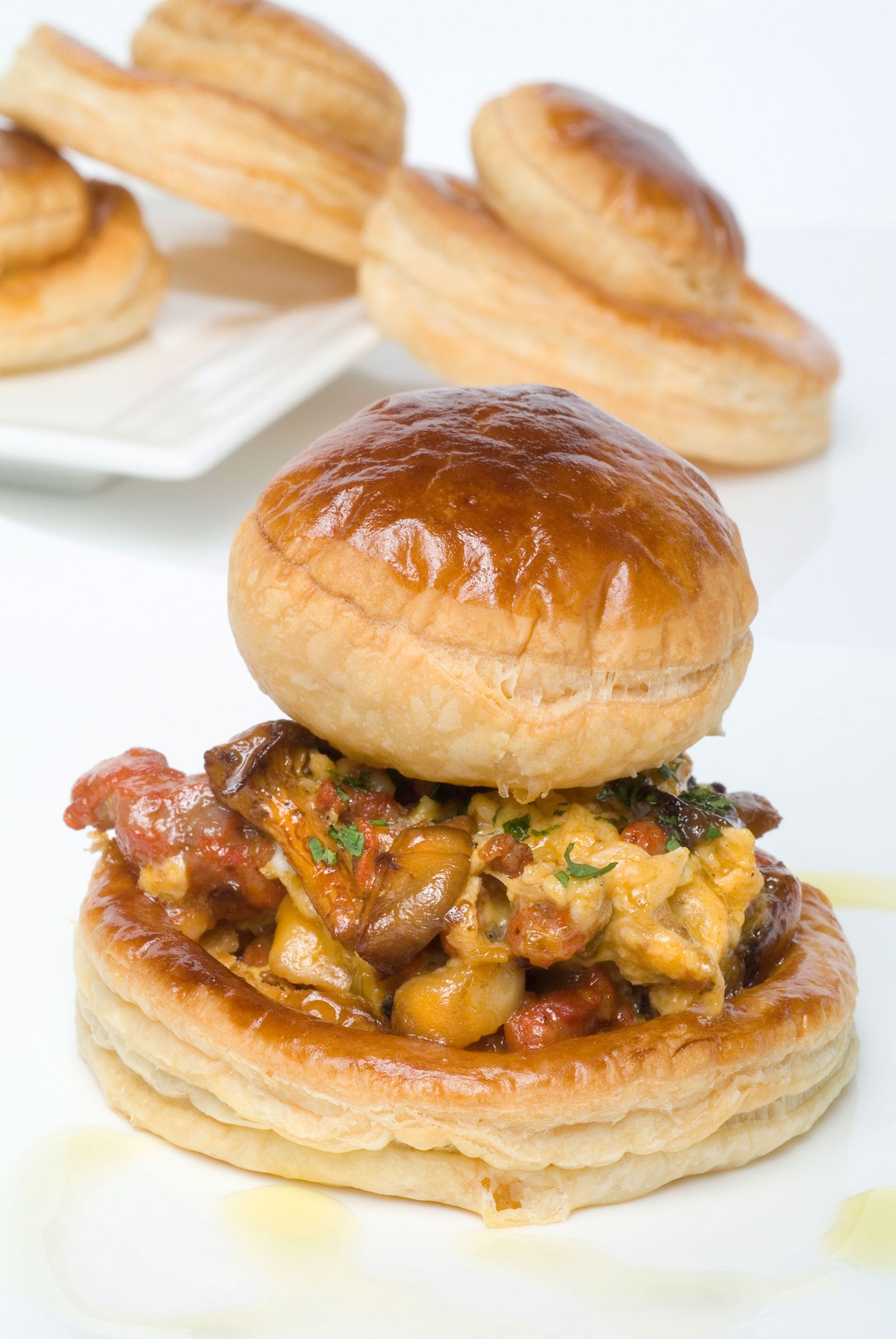 Tartaletas de hojaldre rellenas de revuelto de setas y chorizo