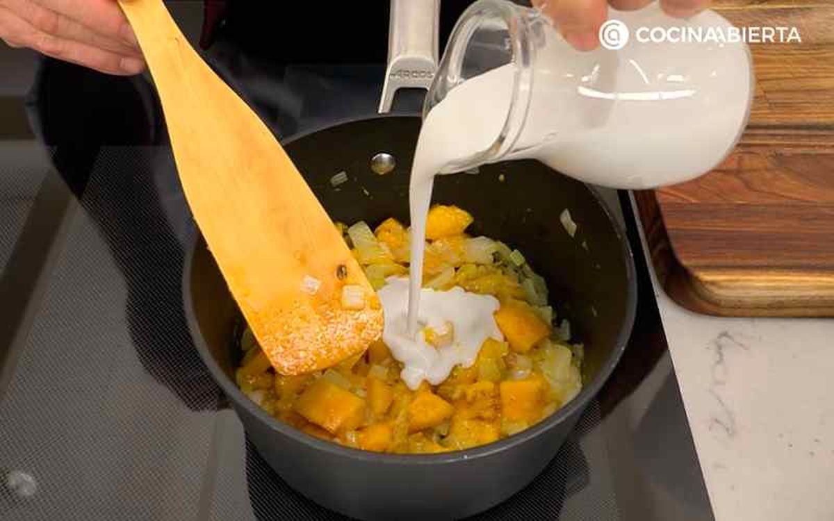 Vierte la leche de coco