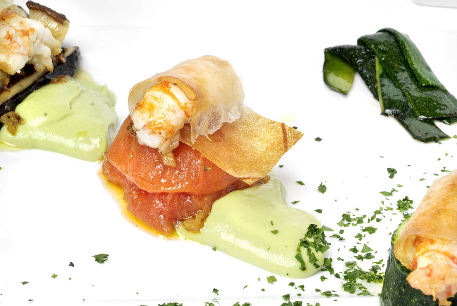 Colitas de cigalas crujientes con crema de aguacate