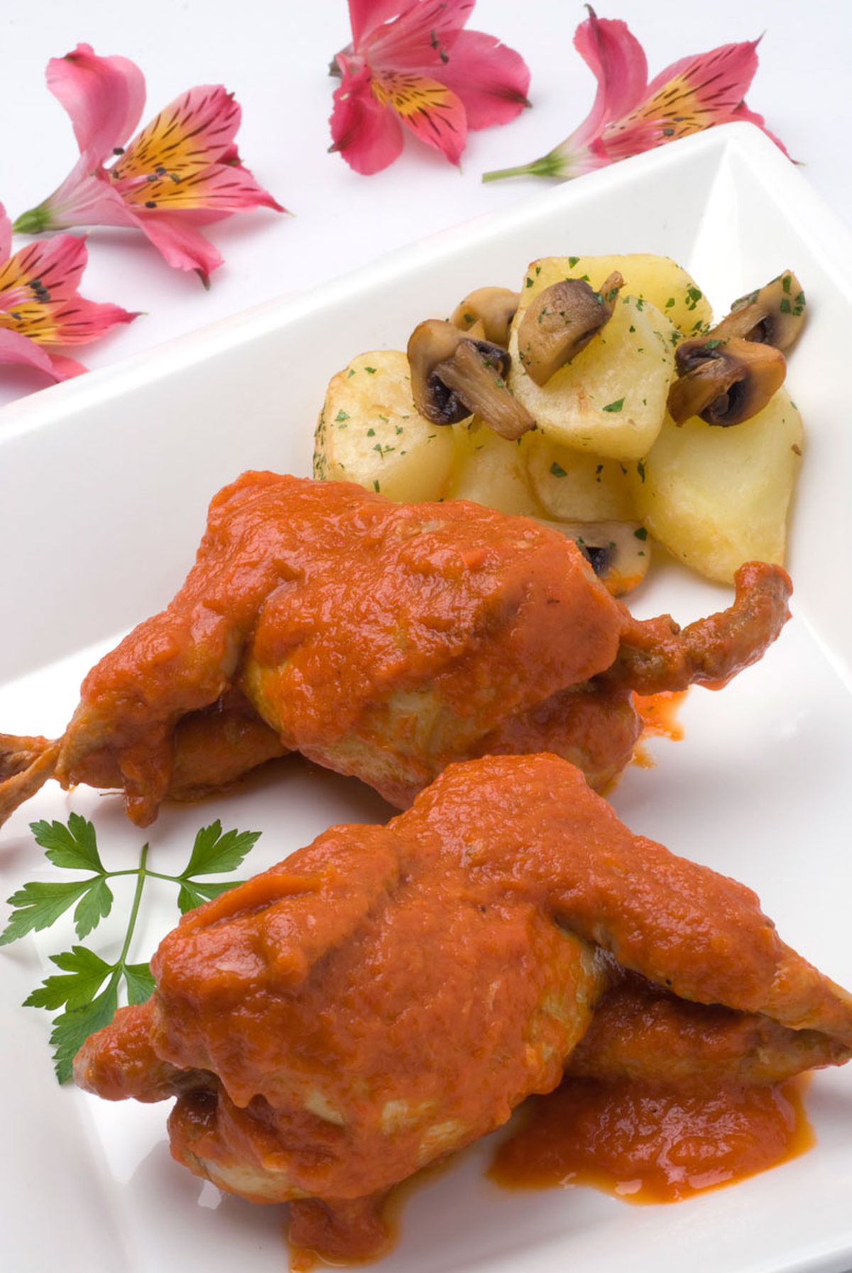 Codornices con salsa de morrones