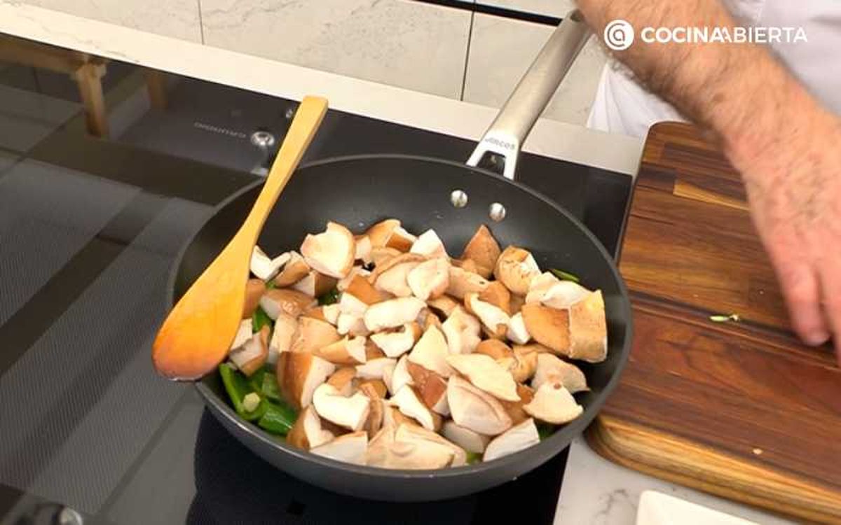 Saltea las setas en un wok