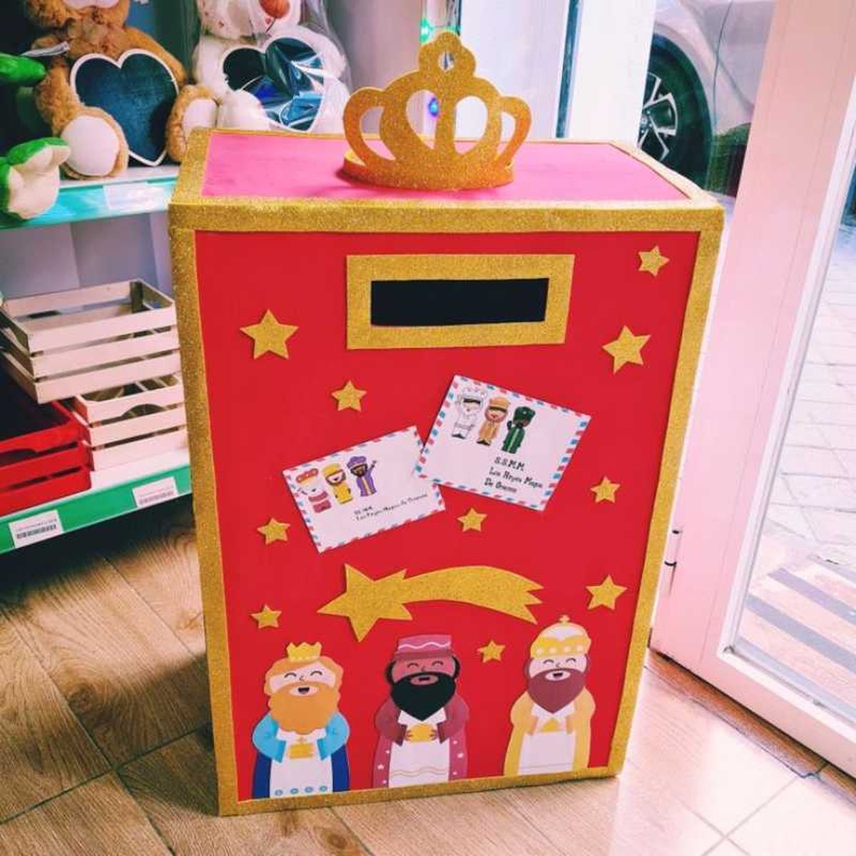 Buzón navideño de cartón de los Reyes Magos.