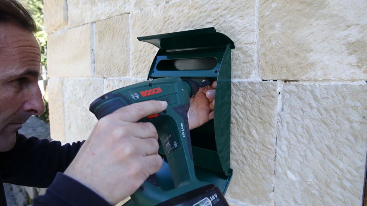 Cómo eliminar el óxido de un buzón de exterior paso 6