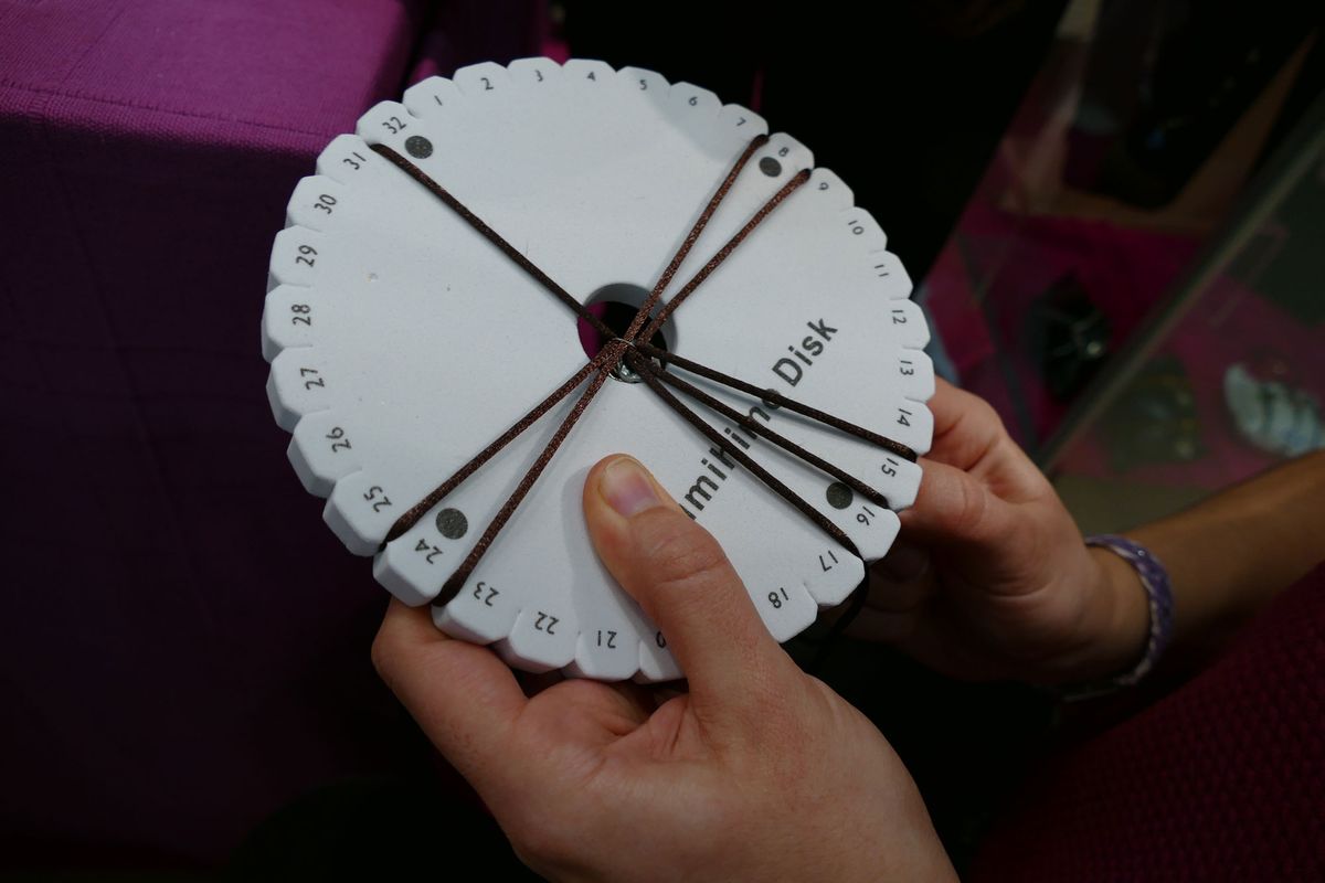 Collar Kumihimo con cuentas de cristal    paso 7