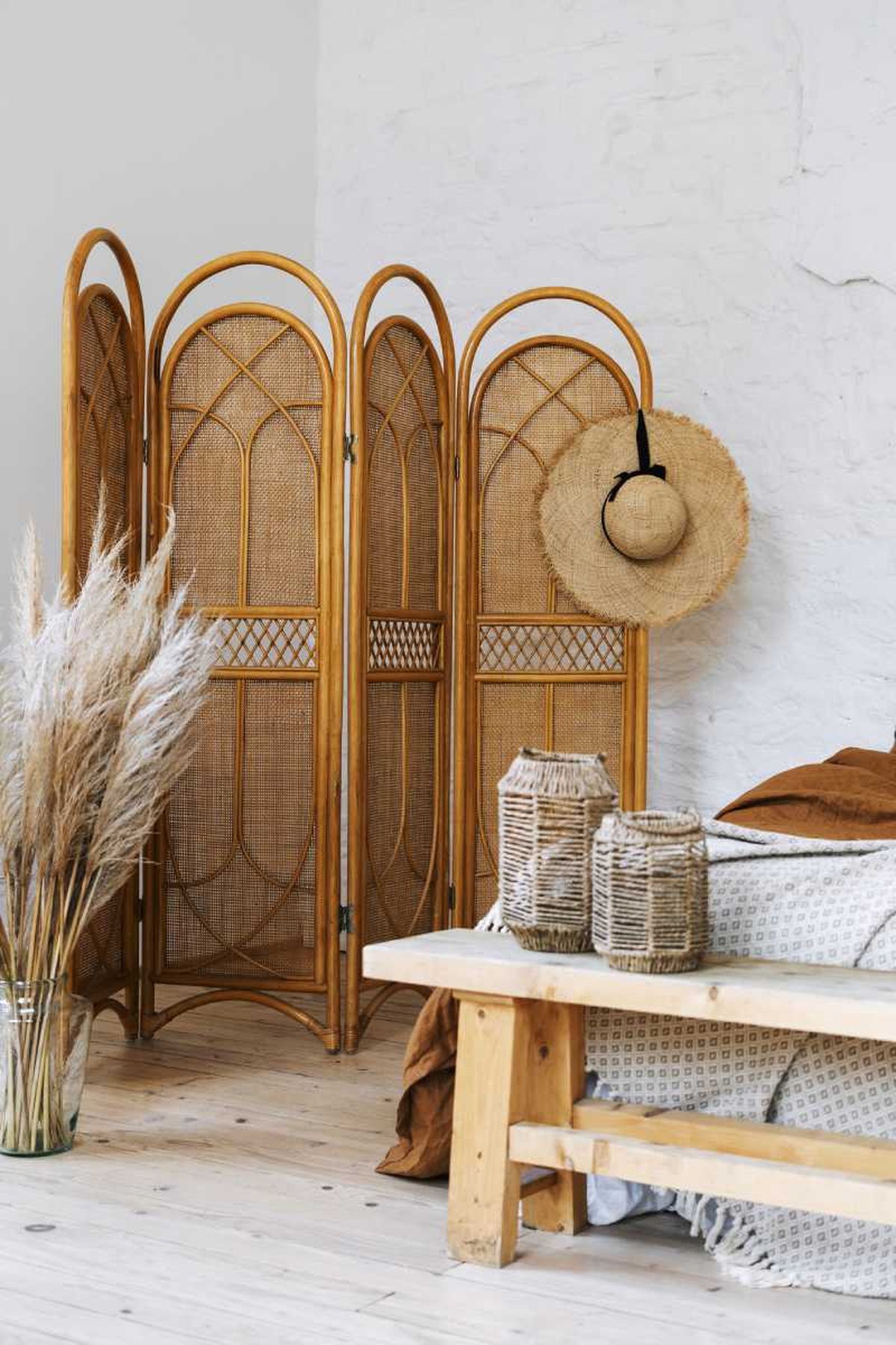 Dormitorio con biombos de estilo bohemios.