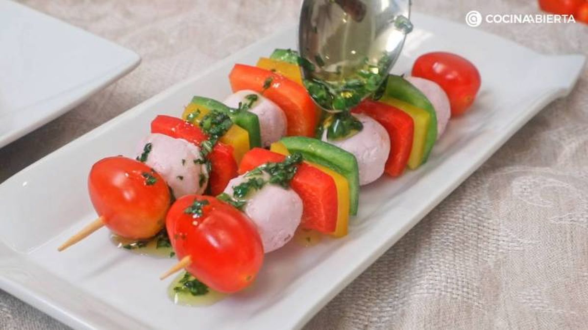 Brochetas de queso de cabra, tomates cherry y pimientos con aliño de albahaca