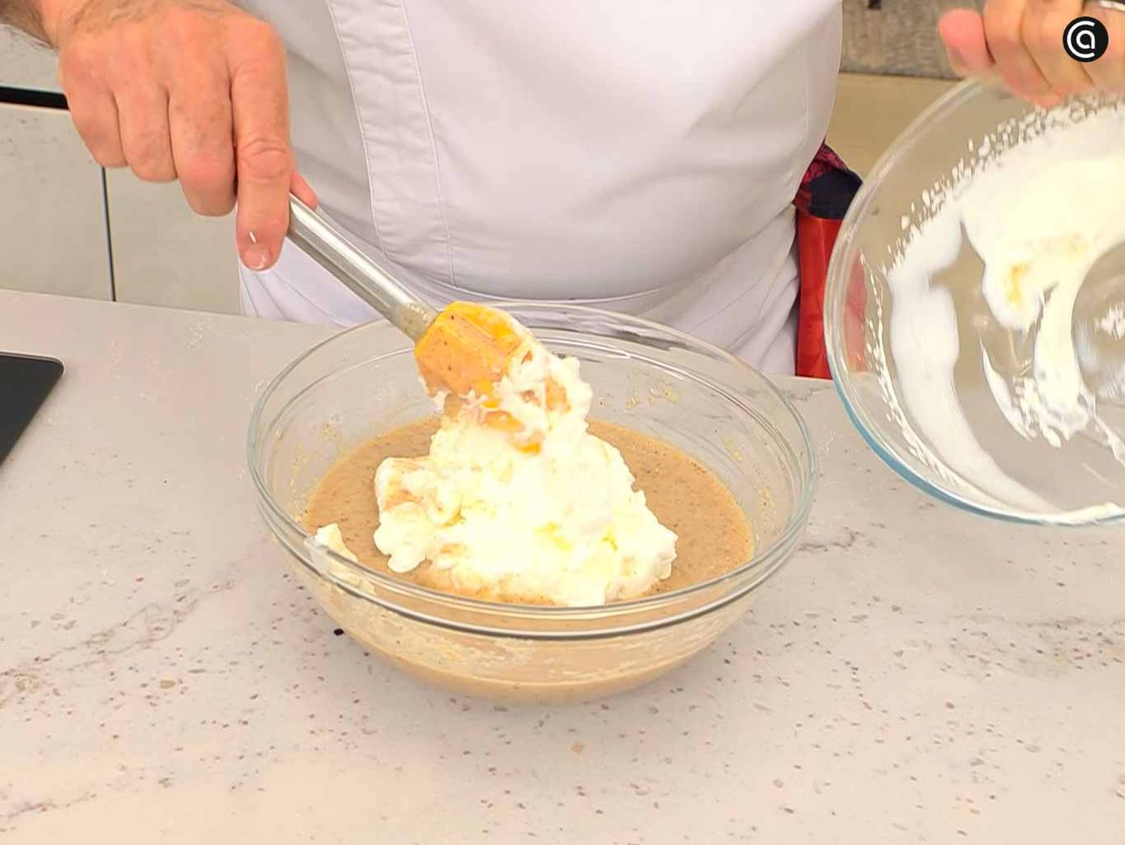 Mezcla la crema de avellanas con nata montada