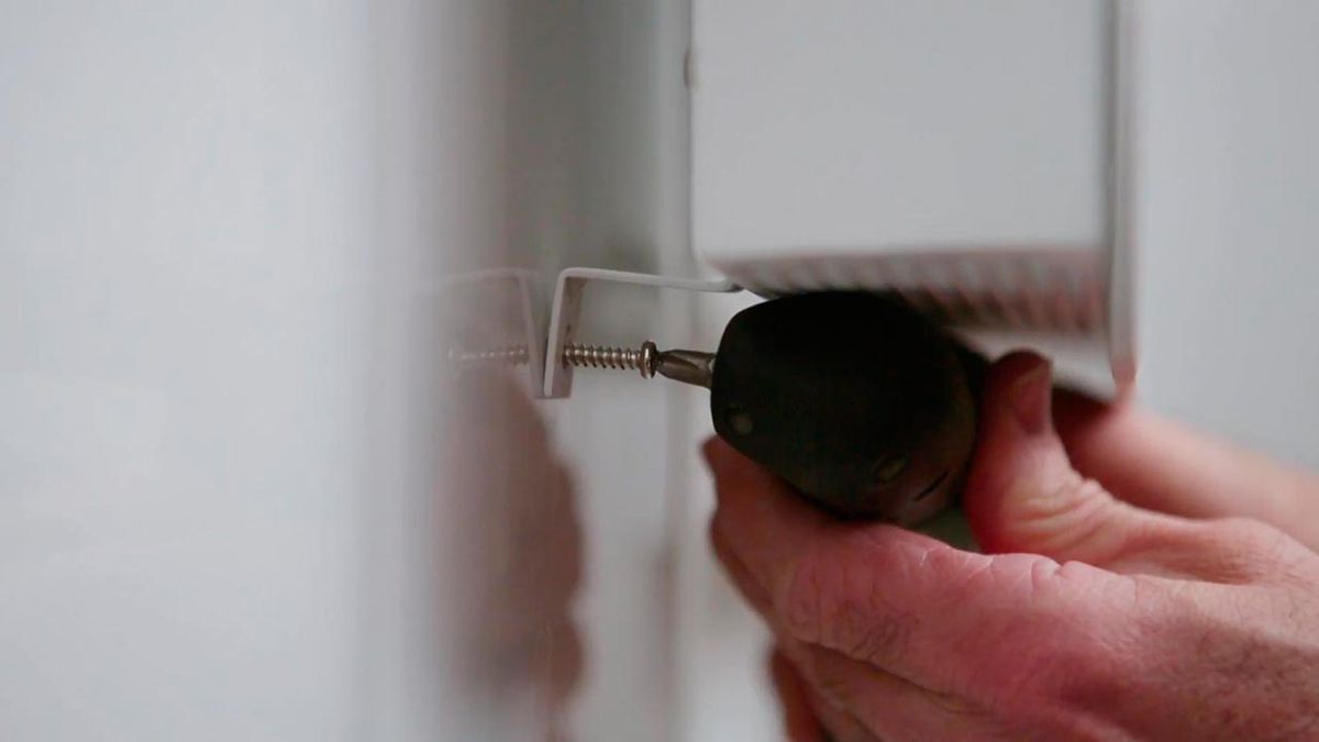 Colocar un calefactor toallero en el baño paso 6