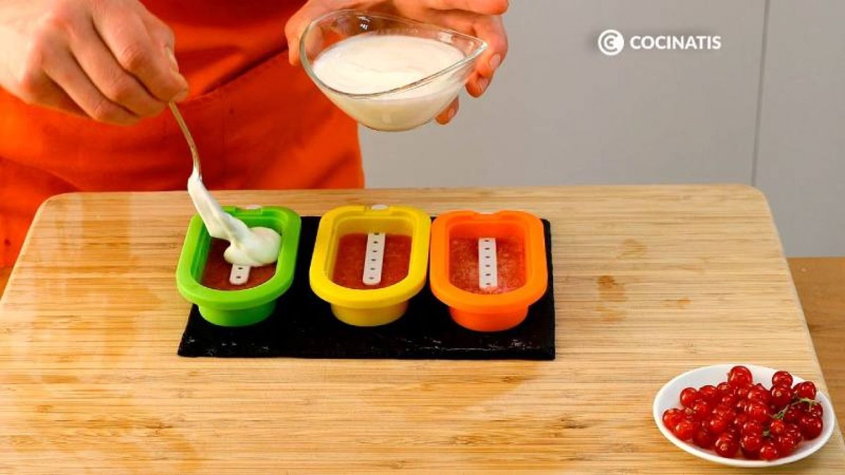 Extiende la capa de yogur por encima