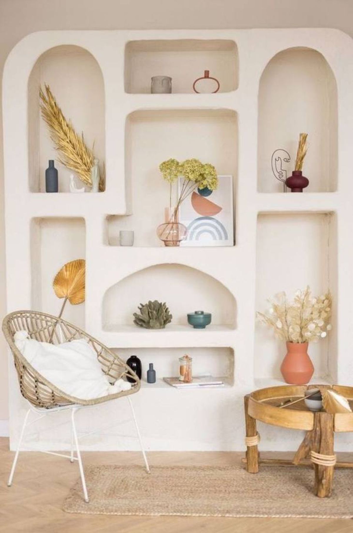 Espacio de estilo mediterráneo con baldas de obra.