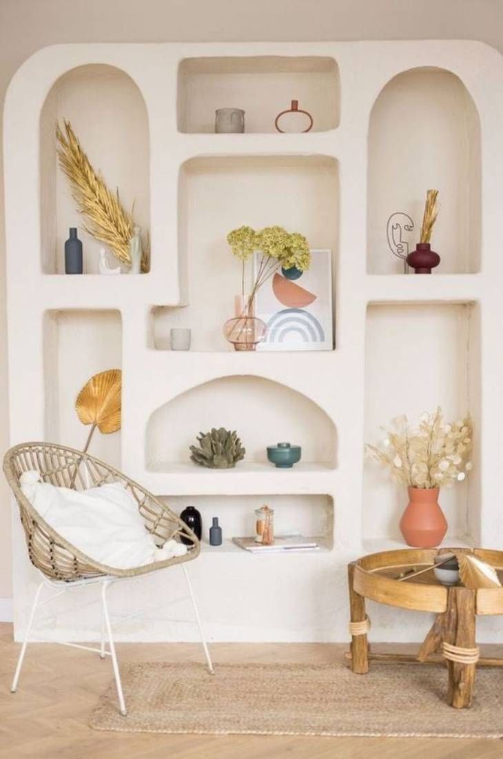 Espacio de estilo mediterráneo con baldas de obra.