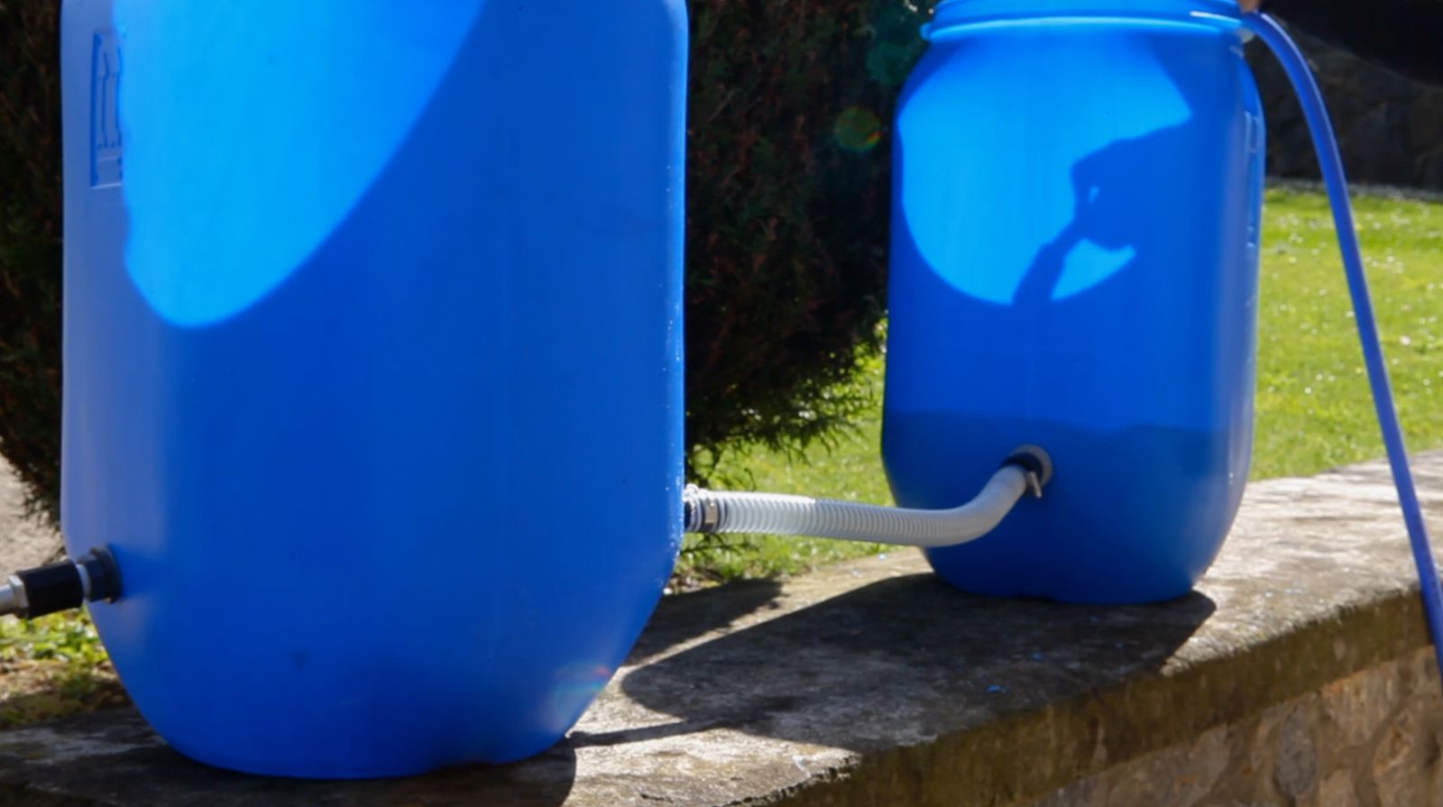 Cómo unir dos bidones de agua