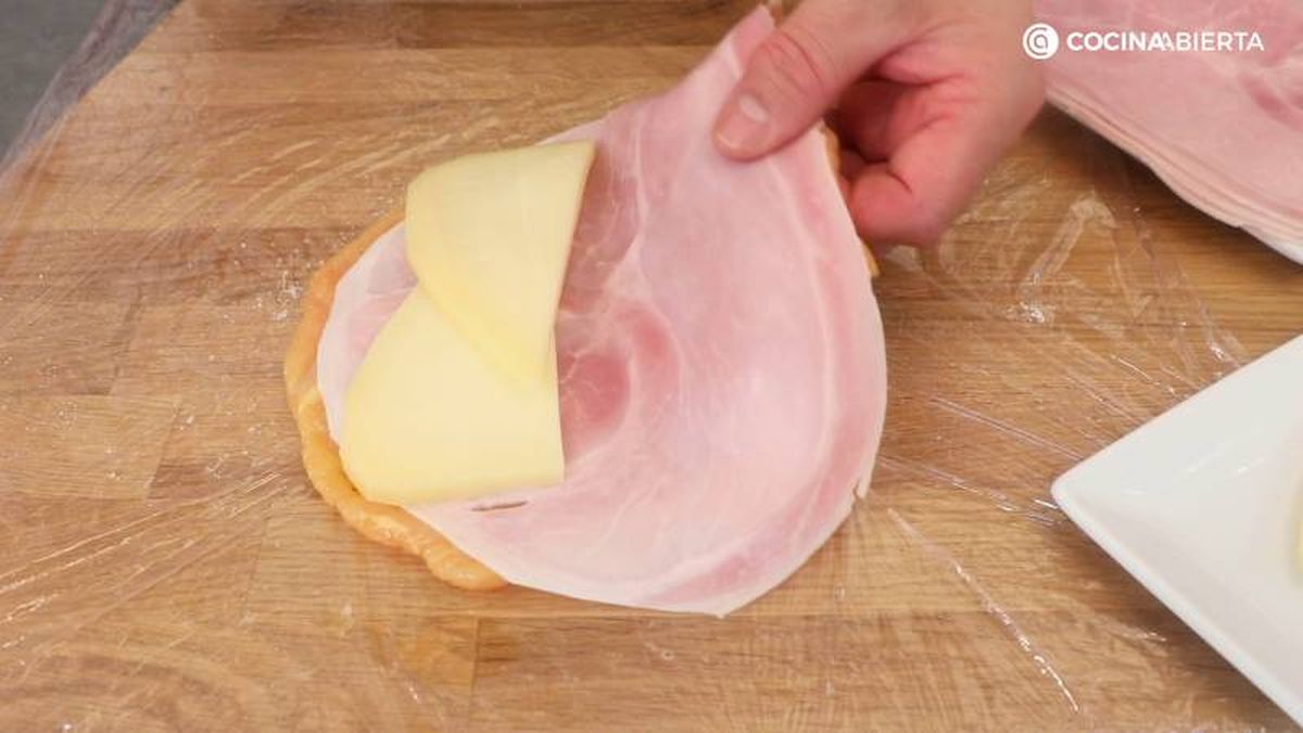 Rellena las pechugas de pollo con jamón cocido y queso