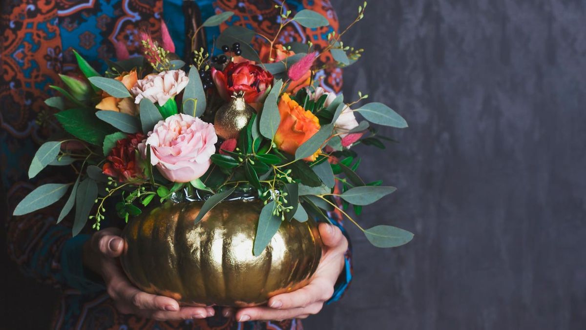 decorar jarrones con flores otono