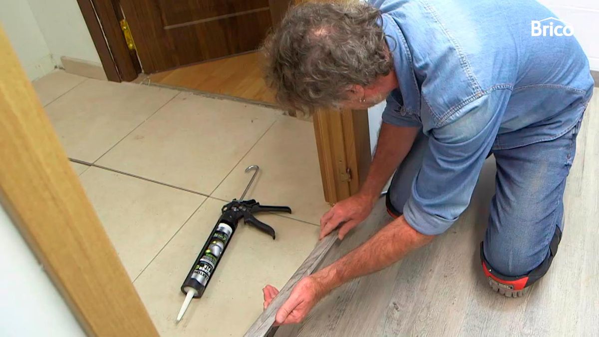 Como poner un suelo de lamas debajo del marco de la puerta paso 5