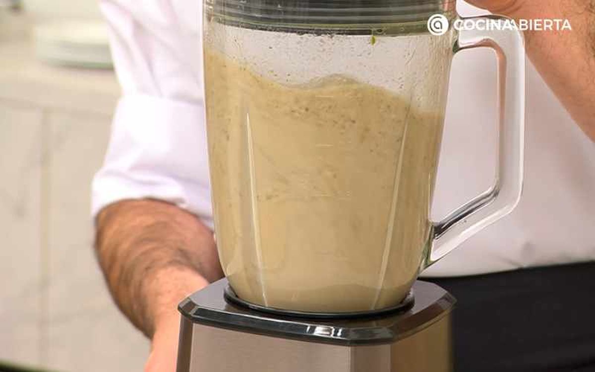 Tritura los ingredientes para la sopa de setas