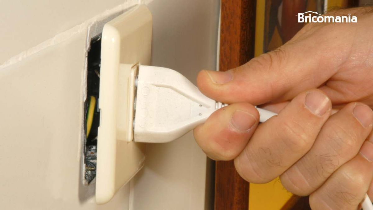 bricomania 781  como arreglar un enchufe de pared xl