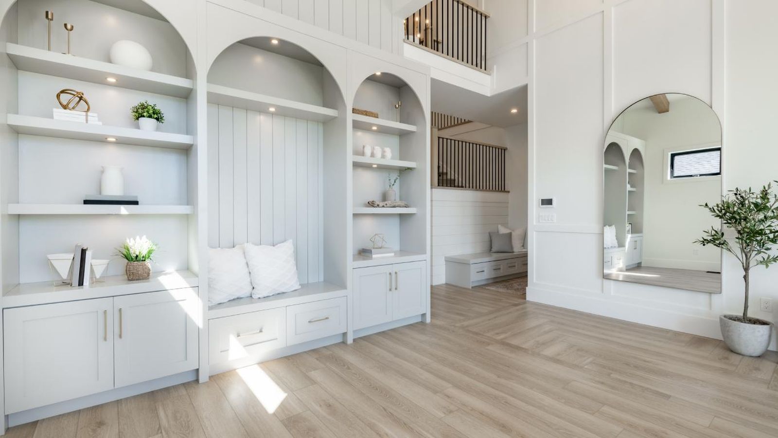 Rincón del salón amplio y elegante decorado en blanco cálido.