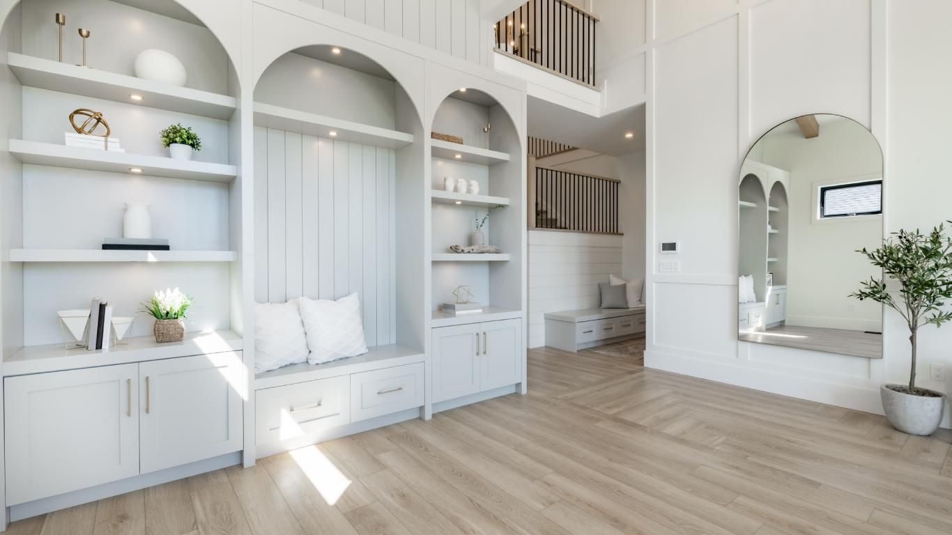 Rincón del salón amplio y elegante decorado en blanco cálido.