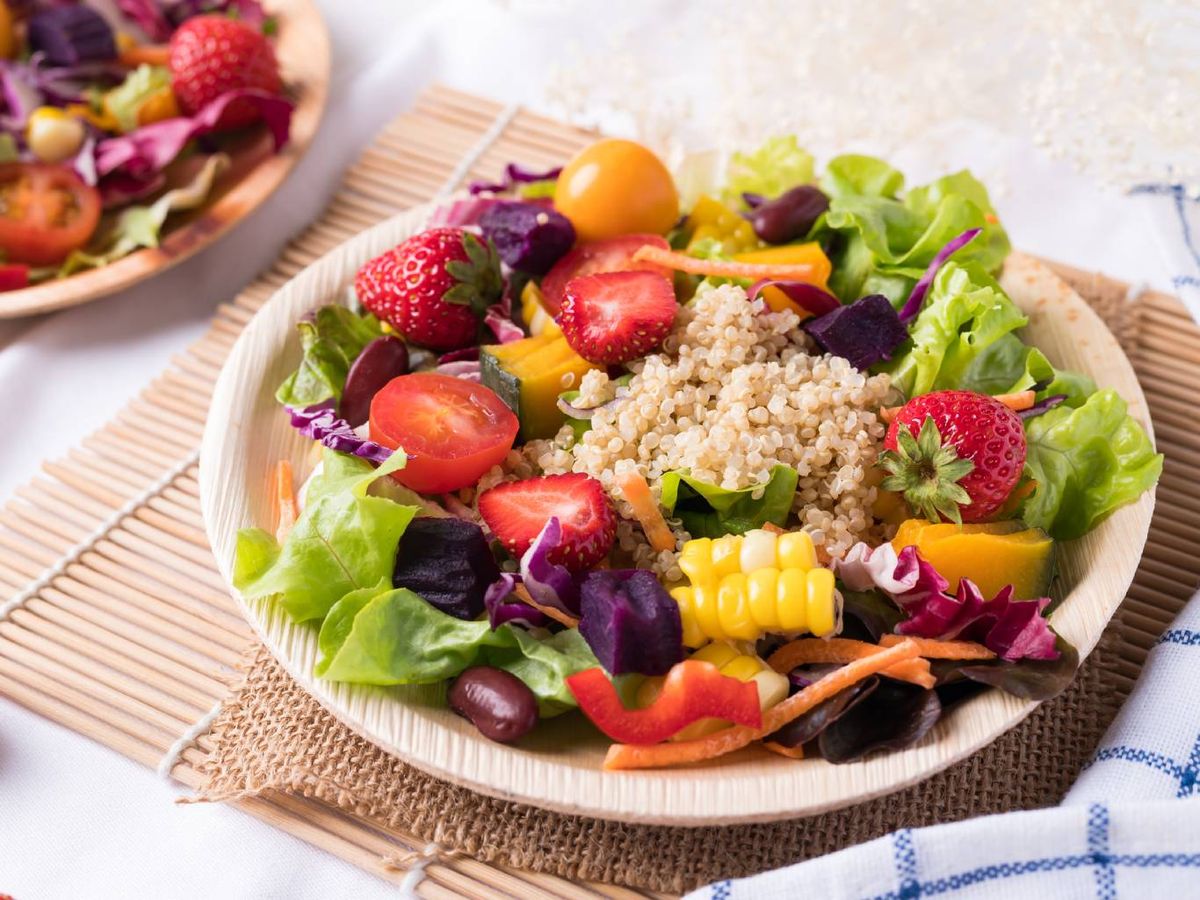 La combinación de fresas, quinoa y verduras frescas crea una ensalada ligera, saciante y llena de color.