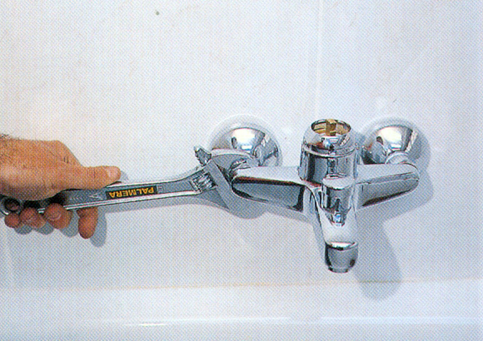 Cómo instalar sanitarios de baño paso 8