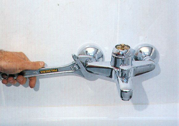 Cómo instalar sanitarios de baño paso 8
