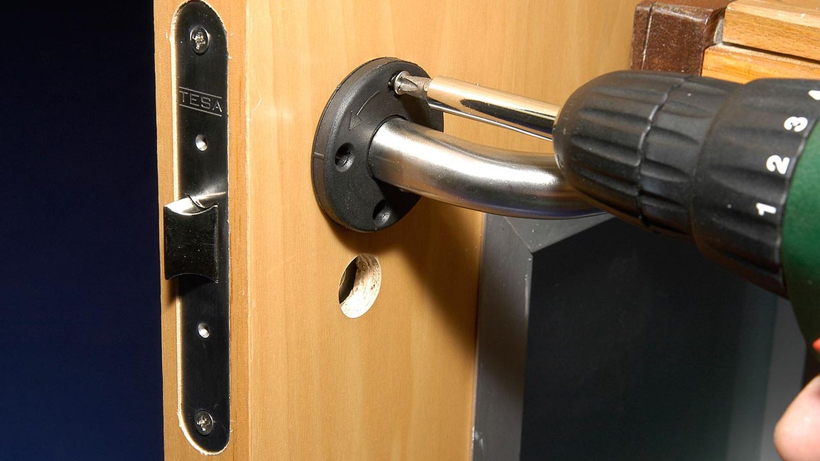 Cómo colocar cristales en una puerta de interior paso 10