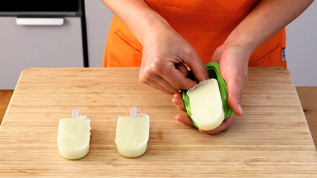 Recetas de polos de melón y yogur natural  paso 4