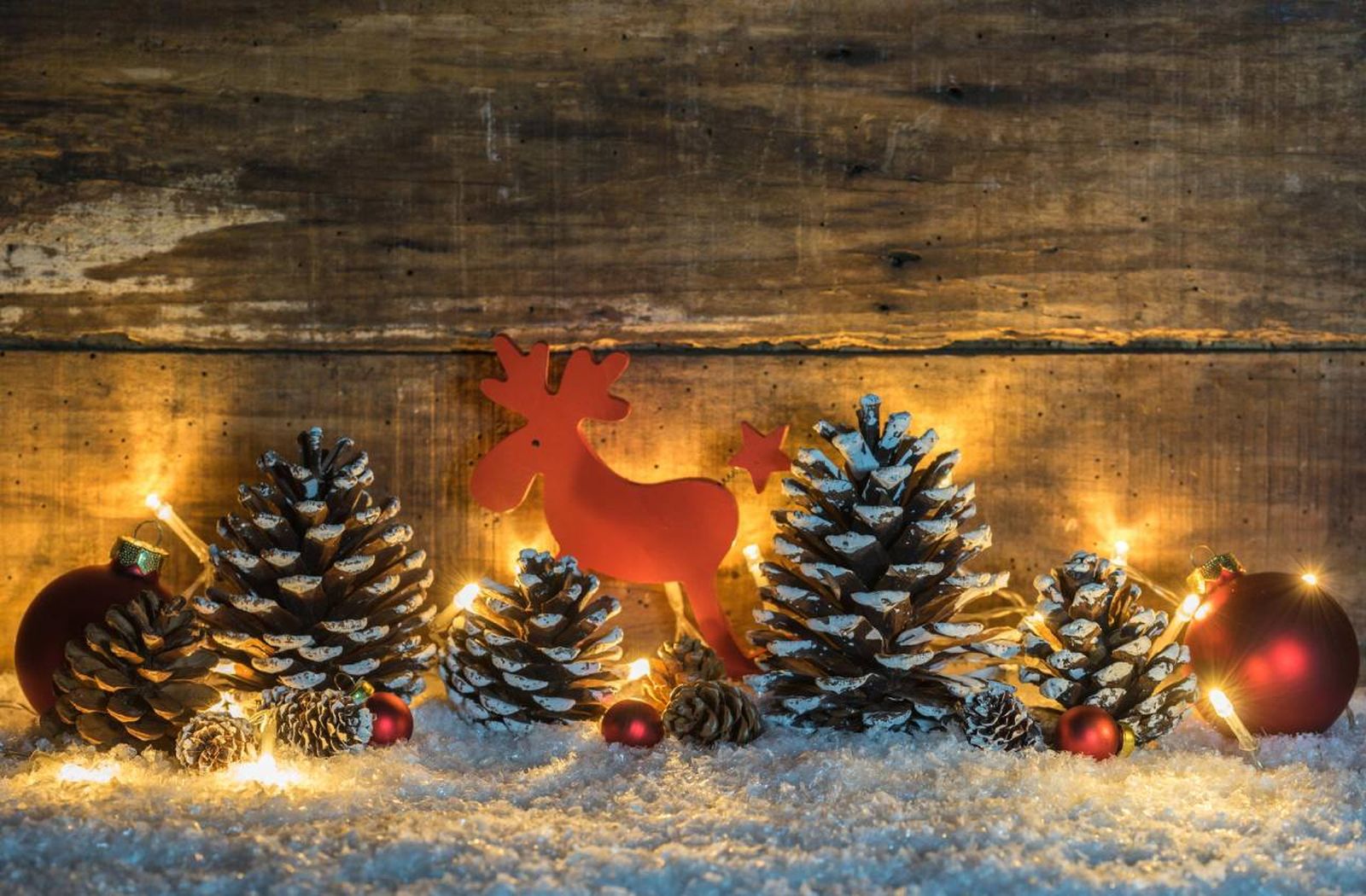 Decoración navideña con piñas secas.