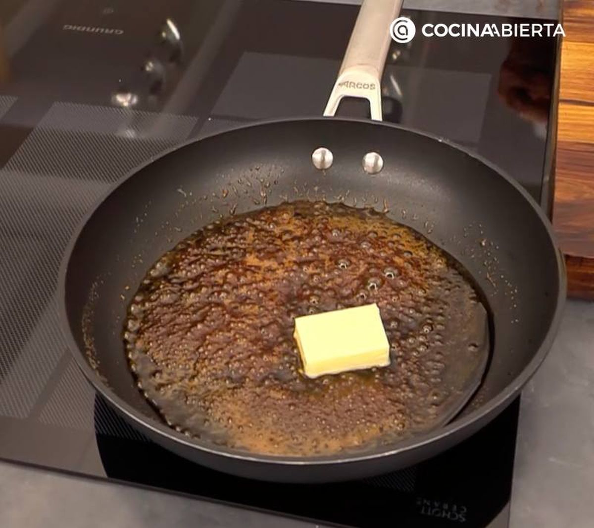 Añade la mantequilla y mezcla