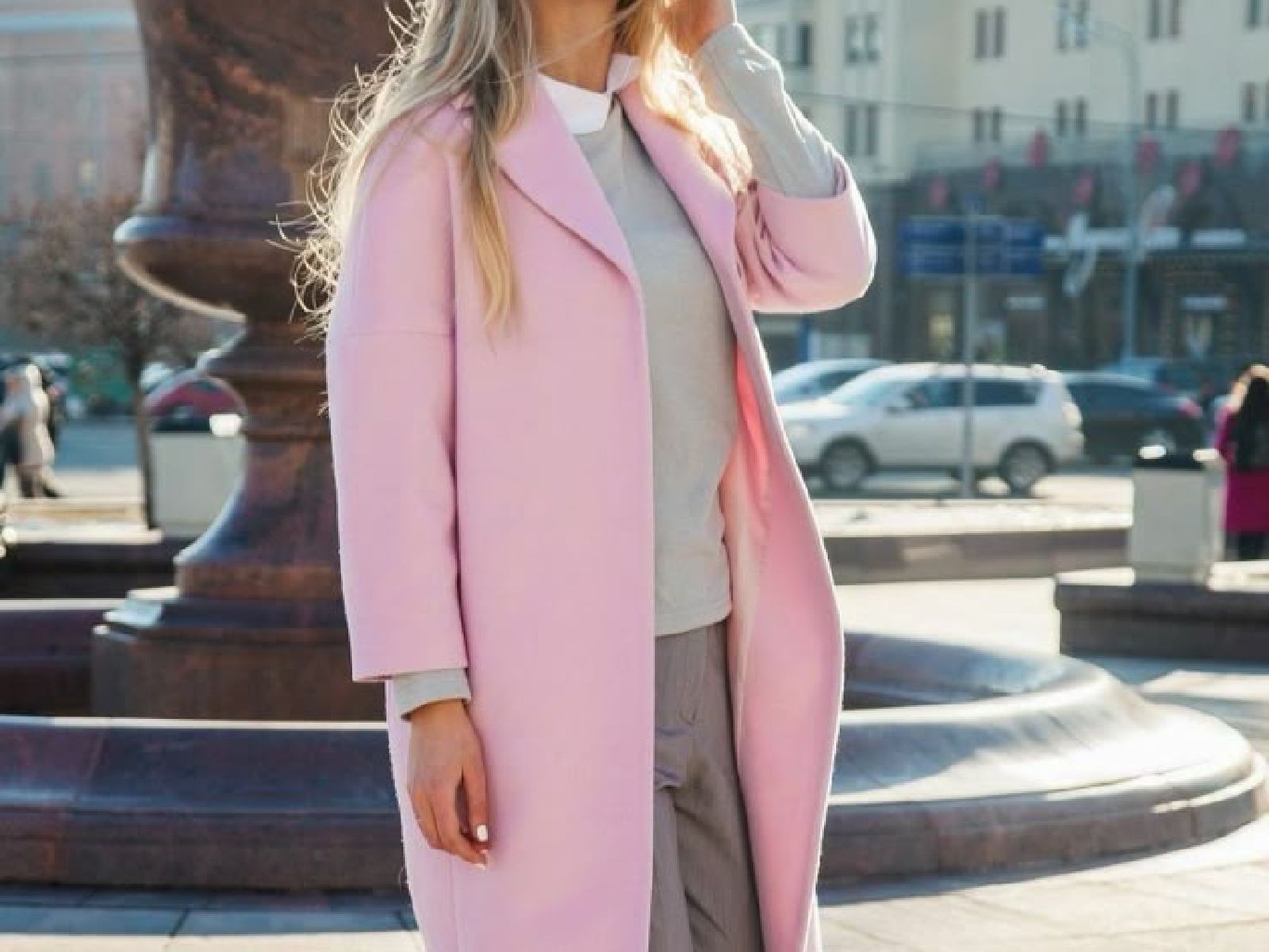 Combinación de color gris con abrigo en rosa claro