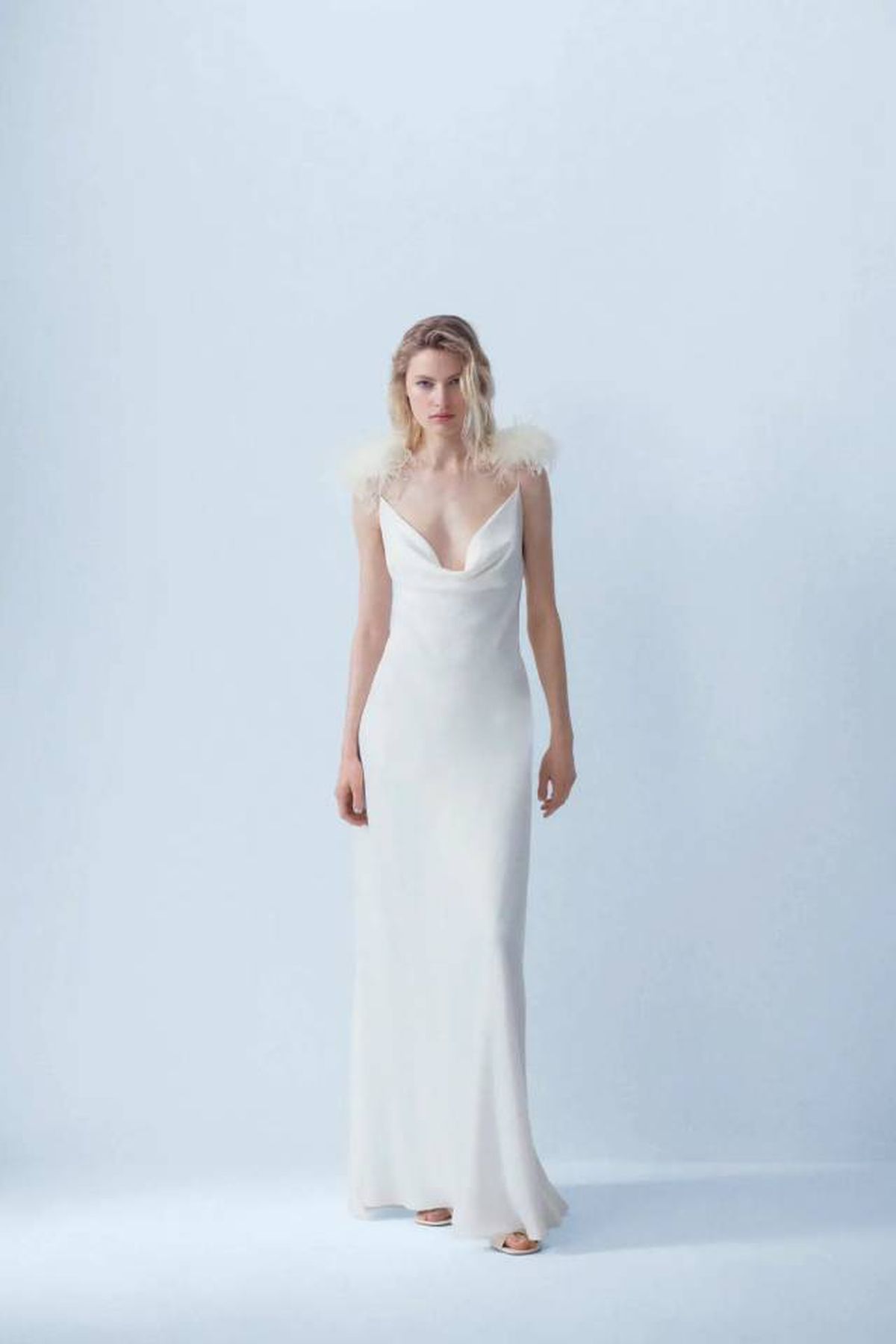 mango tiene el vestido perfecto para tu segundo look de novia o boda civil vestido lencero detalles plumas