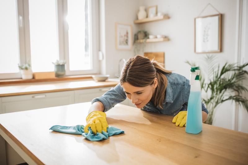 Para manchas de pintauñas en la madera utiliza un quitaesmalte sin acetona.