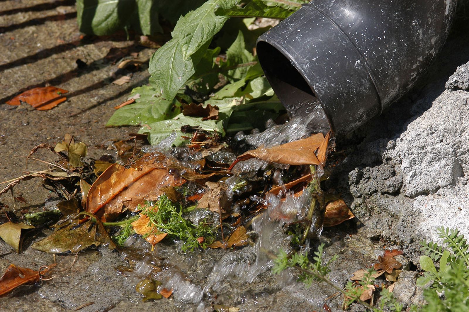 Desatascar un desagüe