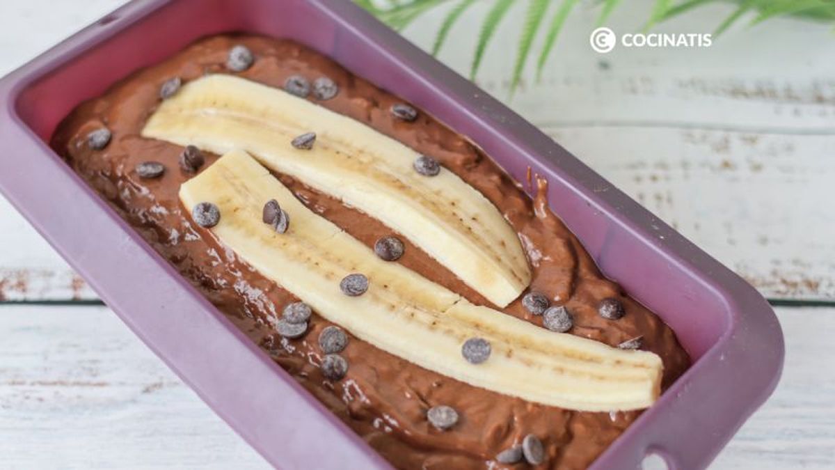 Preparamos el bizcocho en el molde para hornear