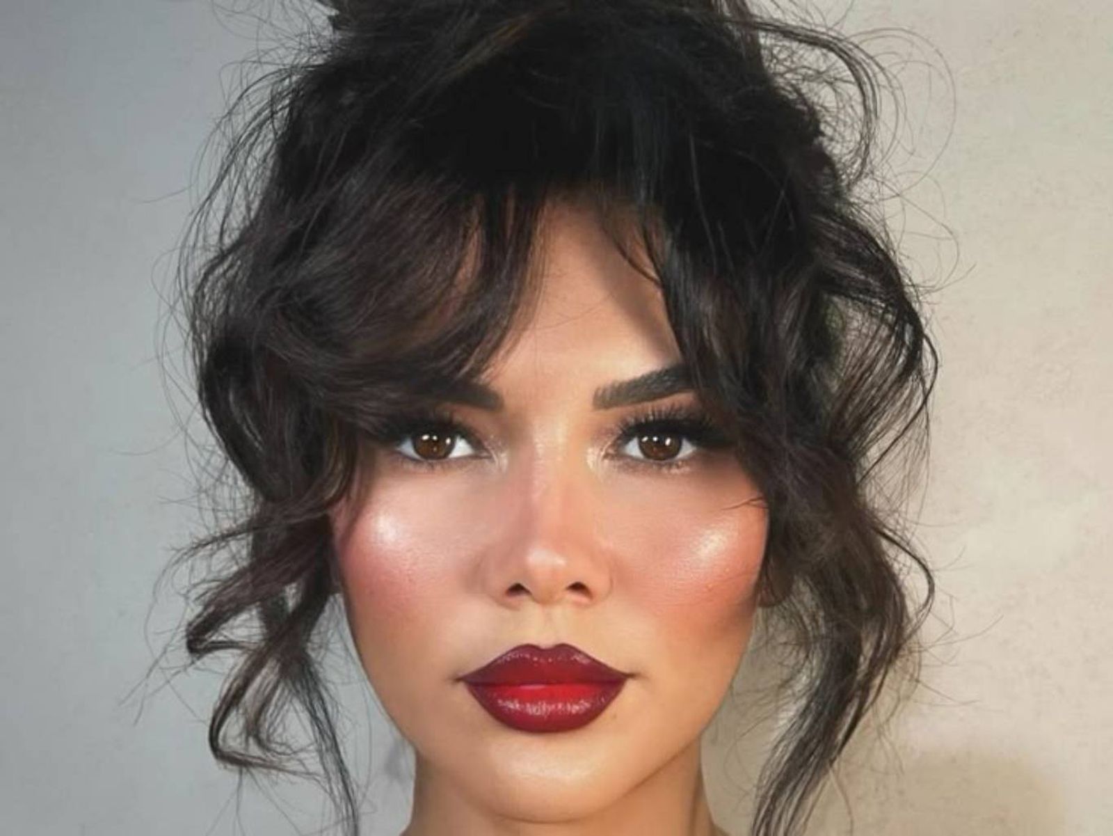 Tonos cálidos, mejillas sonrosadas y labios jugosos: así se ve el maquillaje cherry cola en su versión más actual.