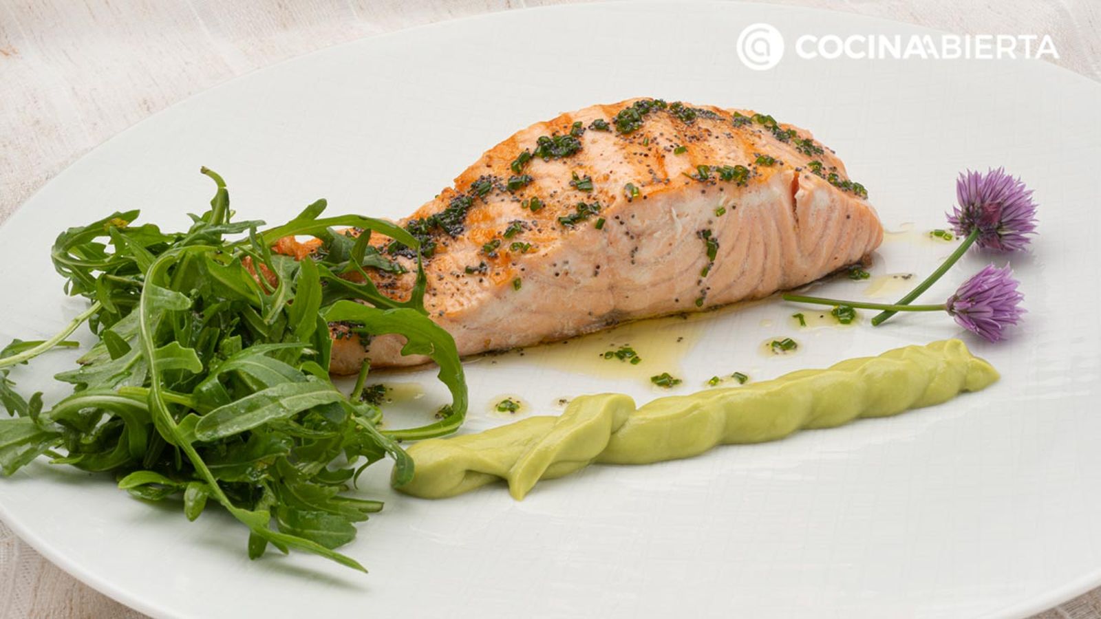 salmon a la plancha con crema aguacate y rucula receta karlos arguinano karl67440321
