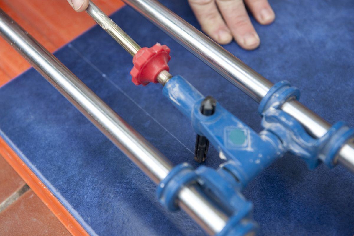 Cómo cortar baldosas y azulejos paso 1