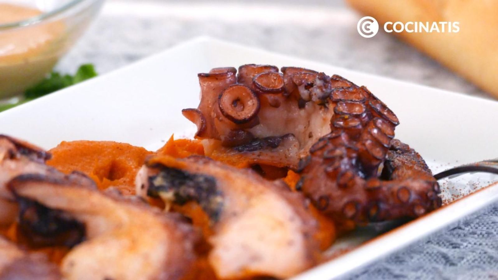 Receta de pulpo a la plancha con puré de boniato y salsa rosa