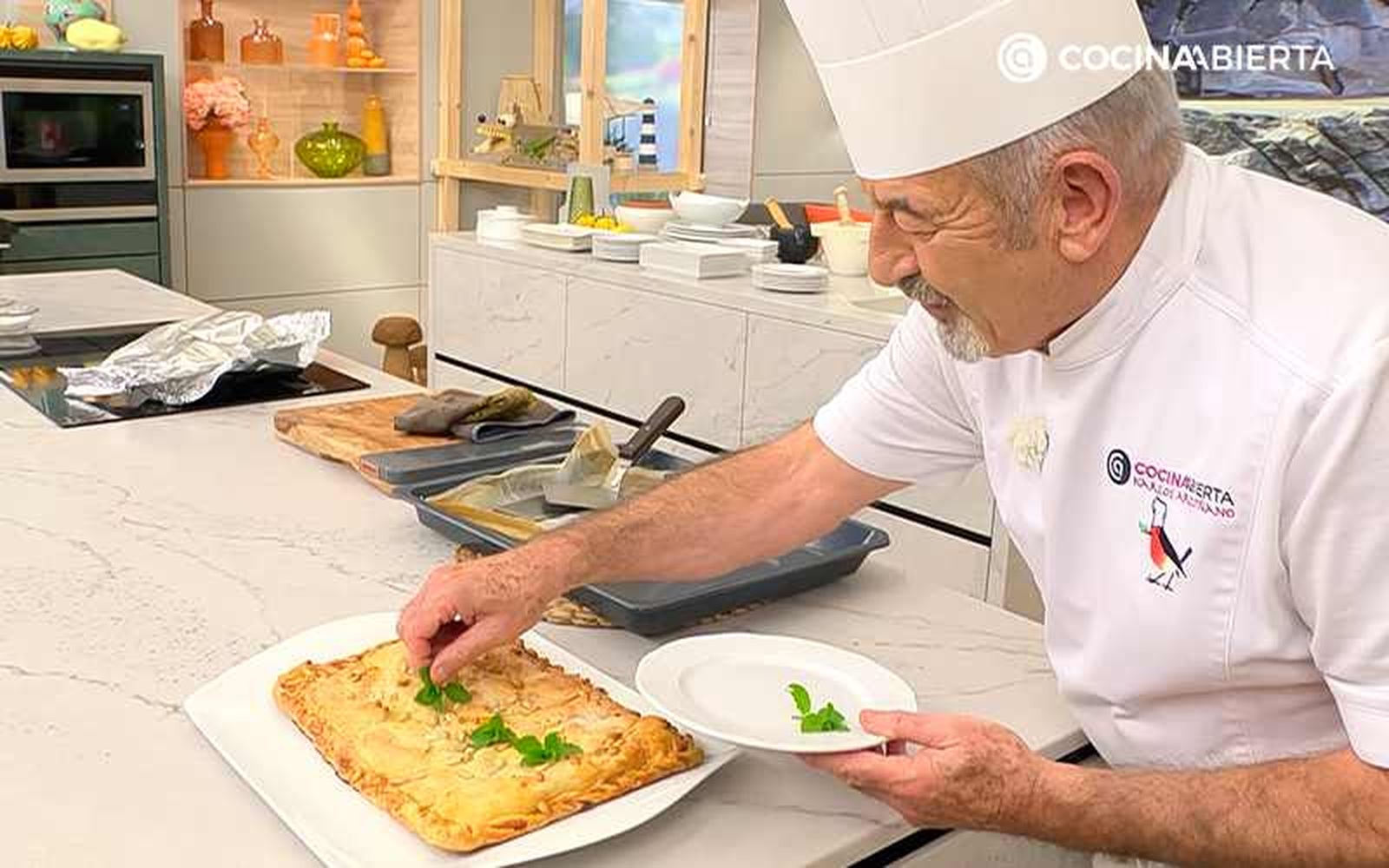 Decora la empanada de manzana con hojas de menta