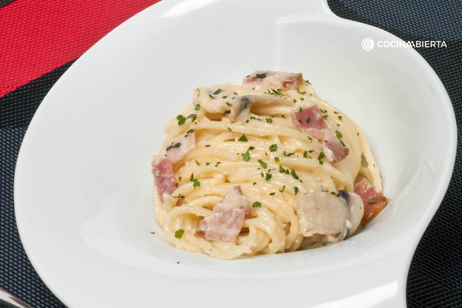 Receta de espaguetis a la carbonara con nata y bacon