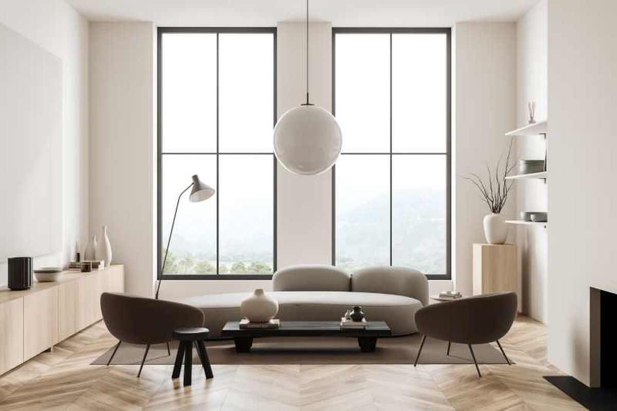 Salón luminoso con decoración moderna.