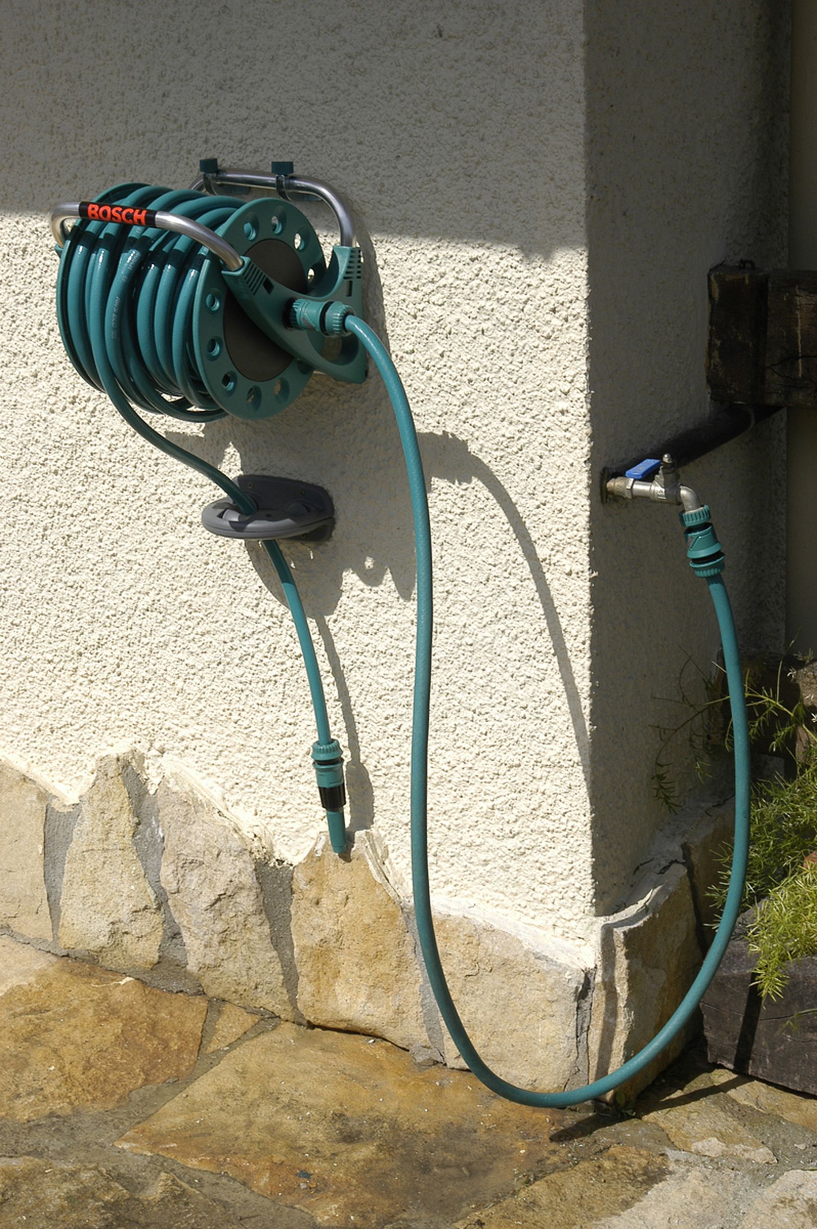 Colocar manguera en la pared paso 7