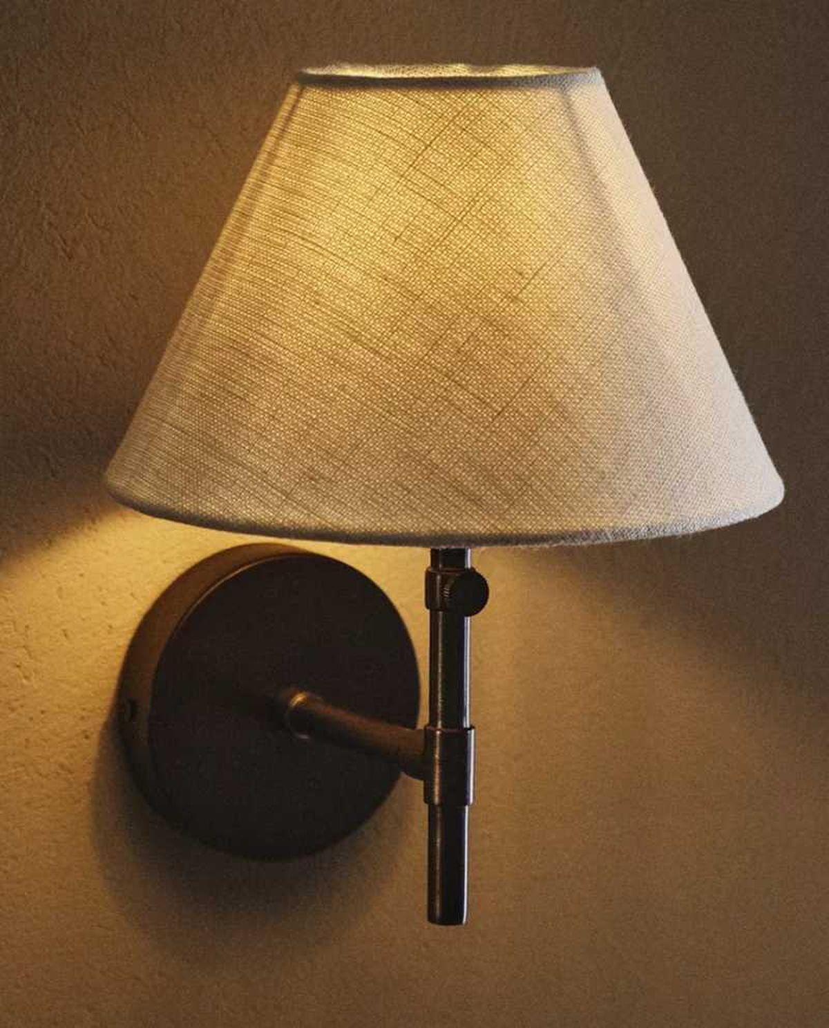 Lámpara de pared con pantalla de lino.